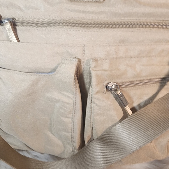 NWOT Baggallini Everyday Tote with Phone Case - Picture 2 of 8